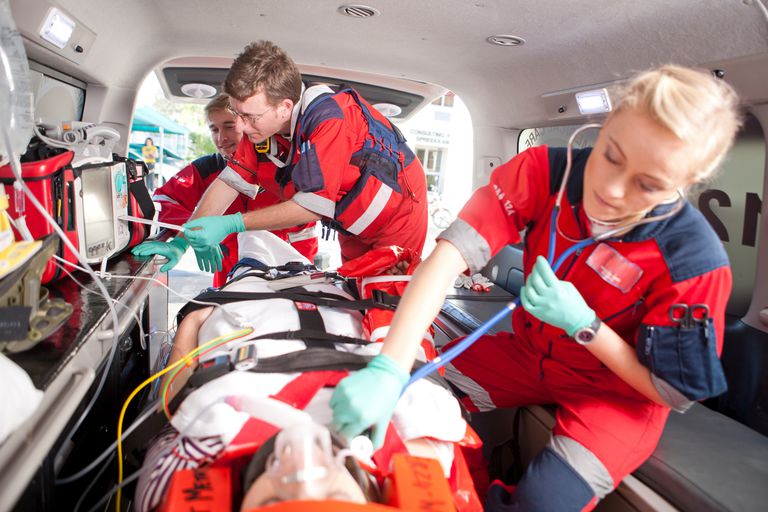 ambulancier paramédical, ambulanciers paramédicaux, devenir ambulancier, devenir ambulancier paramédical