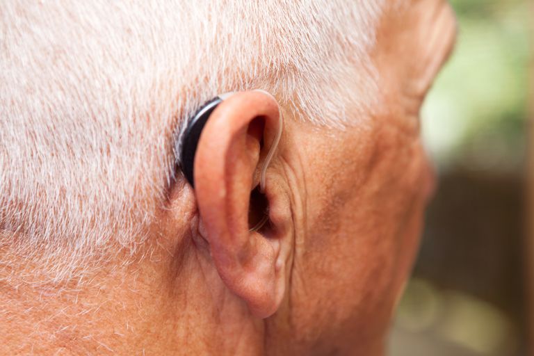 appareils auditifs, aides auditives, façon dont, personnes âgées