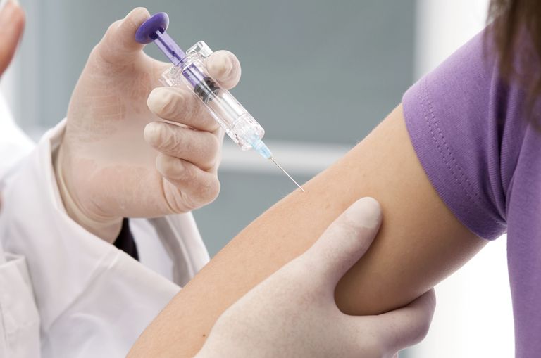 injection vaccin, administration vaccin, articulation épaule, dans tissu, épaule peut