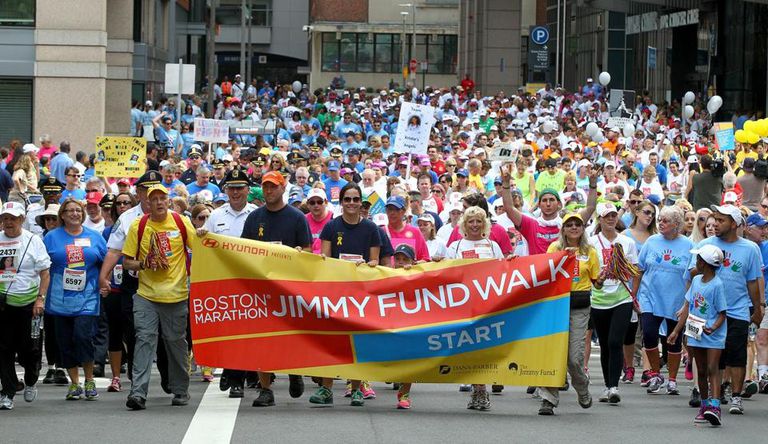 cancer sein, ligne arrivée, peuvent choisir, Boston Marathon, cancer sein participants, chaque année
