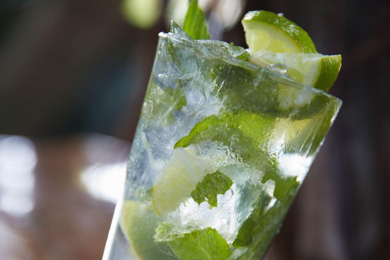 citron vert, club soda, dans verre, feuilles menthe, menthe dans