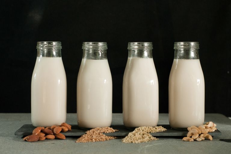 grains entiers, lait amande, aliments sains, base plantes, beurre graines, bonne voie